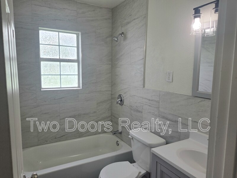 222 W Fairchild Dr in Midwest City, OK - Building Photo
