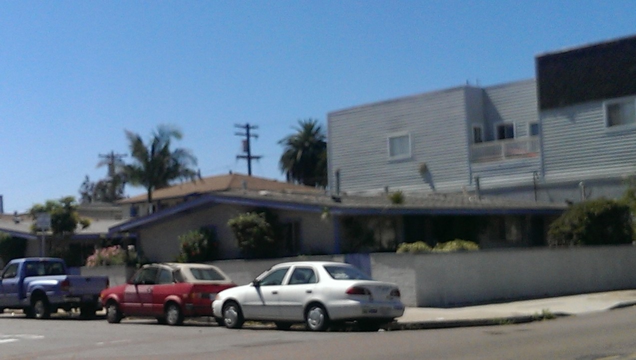 Lotus Apartments in San Diego, CA - Foto de edificio