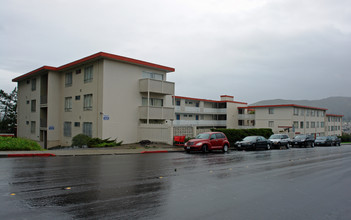 St. Francis Apartments in Daly City, CA - Foto de edificio - Building Photo