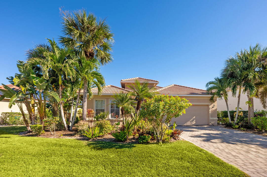 8237 Valiant Dr in Naples, FL - Building Photo