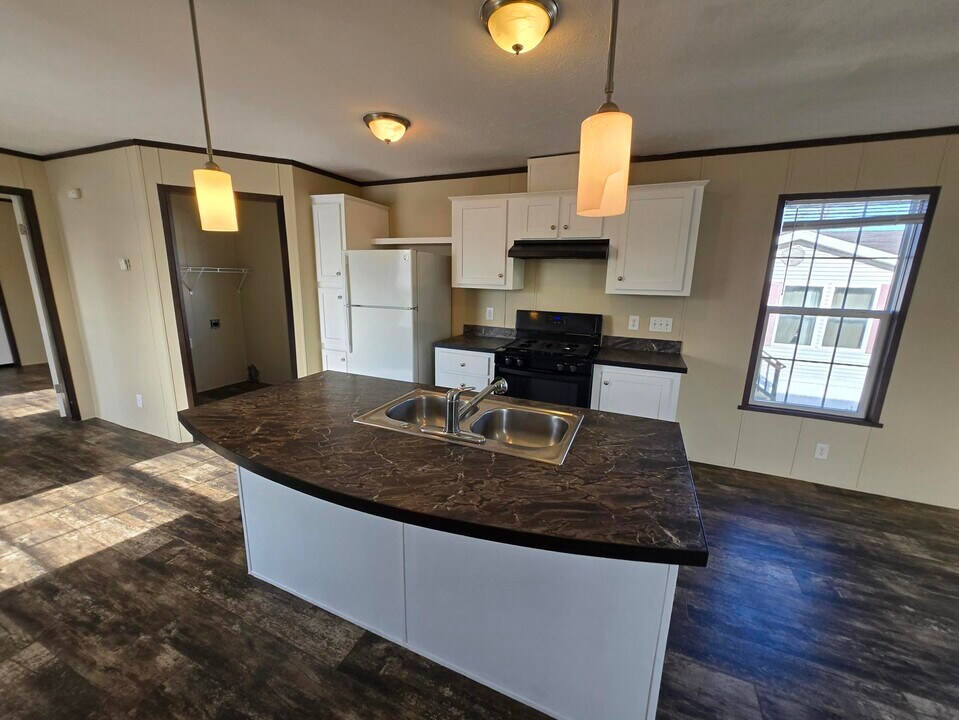 5973 Frederick St in Romulus, MI - Building Photo