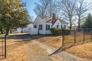 2465 Griffith Rd in Winston-Salem, NC - Building Photo