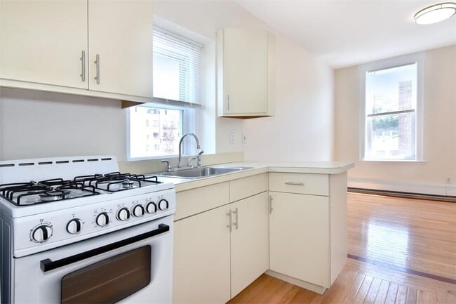 106 Fourth Ave in Pelham, NY - Building Photo - Building Photo