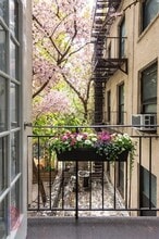 345 E 5th St, Unit 3 in New York, NY - Foto de edificio - Building Photo