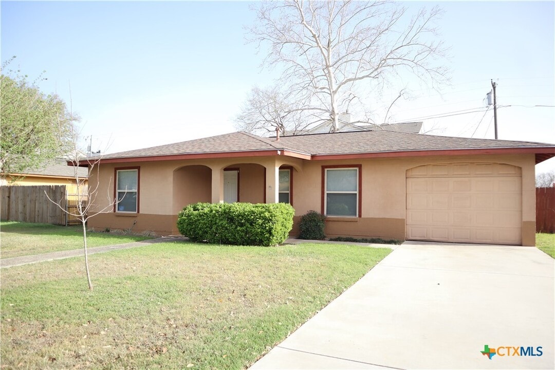 1403 Canary Ln in Seguin, TX - Building Photo