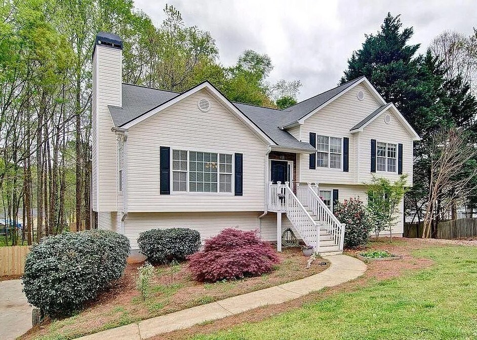 Room in House on Barrett Springs Dr in Canton, GA - Building Photo
