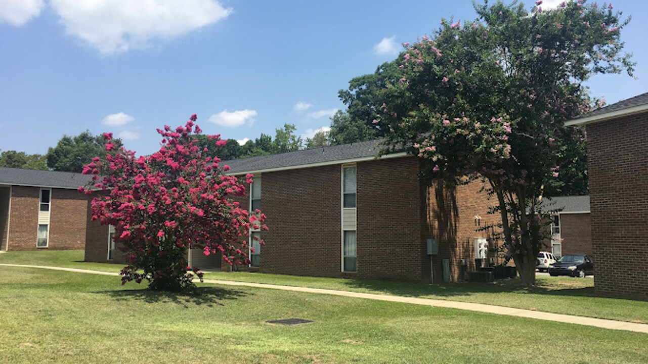 5845 Century Oaks Dr in Fayetteville, NC - Building Photo