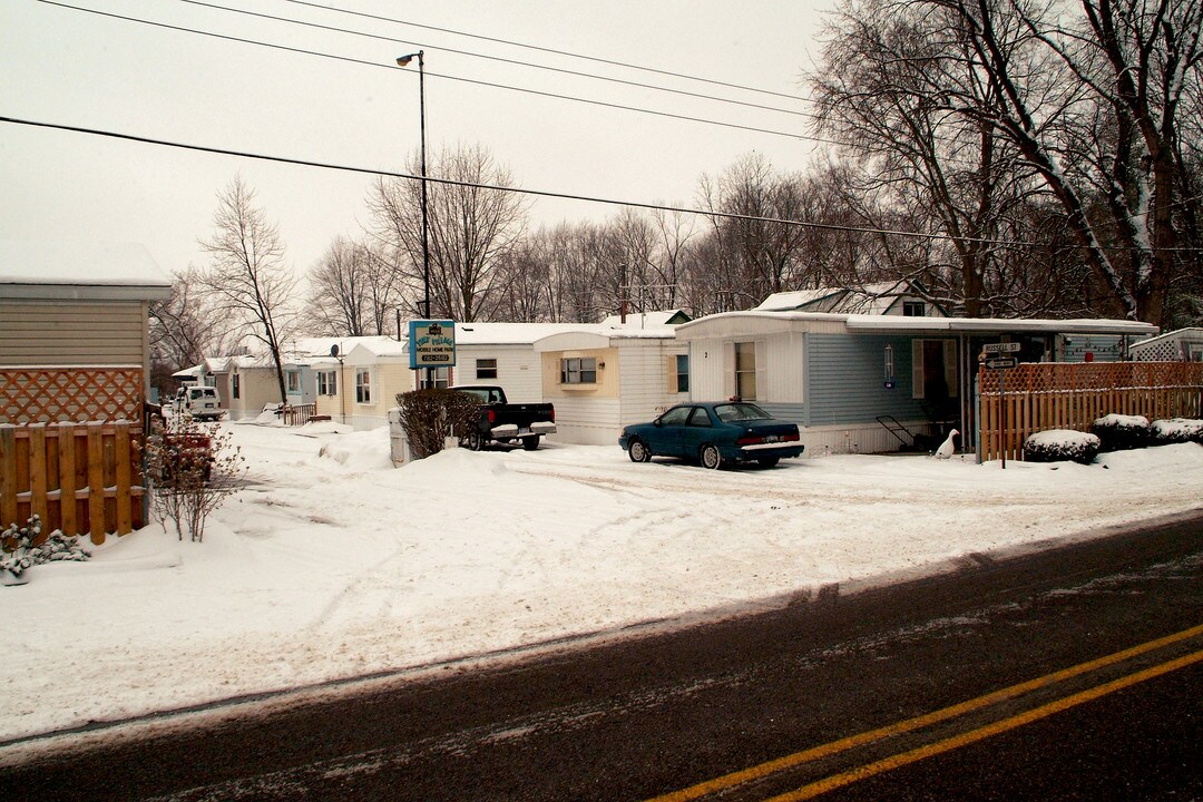 Tiny Village Mobile Home Park in Flat Rock, MI - Foto de edificio