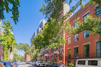 105 East 10th Street in New York, NY - Foto de edificio - Primary Photo