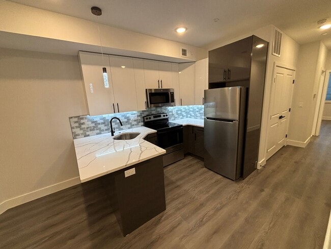 713 N 42nd St, Unit 2 in Philadelphia, PA - Building Photo - Building Photo