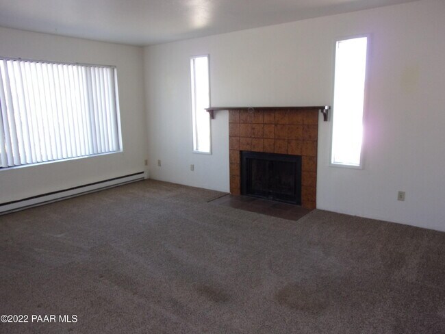 1299 Tapadero Dr-Unit -A in Dewey, AZ - Foto de edificio - Building Photo