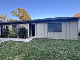 301 Cavanah Dr in Daytona Beach, FL - Building Photo