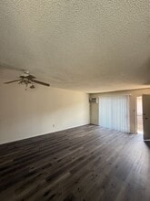 17801 Sherman Way in Reseda, CA - Building Photo - Building Photo