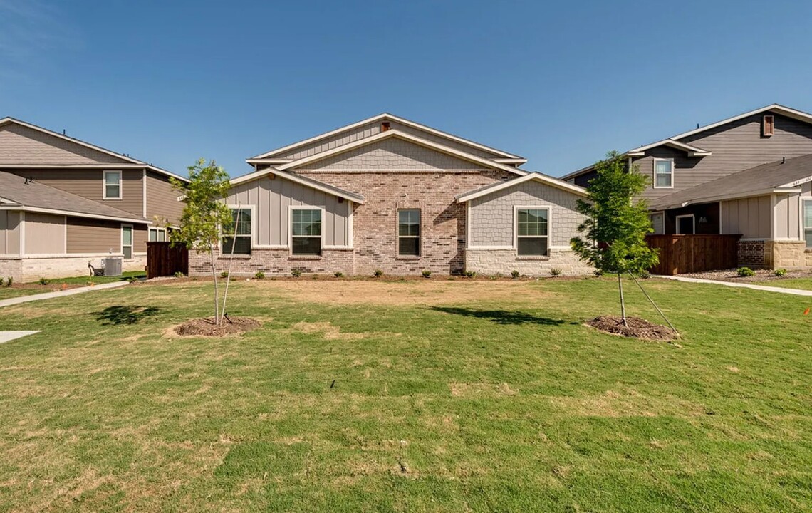 641 Harvest Moon Dr in Venus, TX - Building Photo