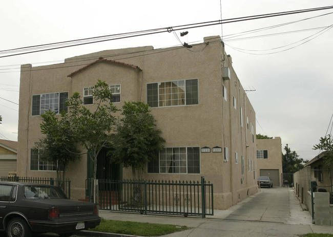 722-722 1/2 E 15th St in Long Beach, CA - Building Photo - Building Photo