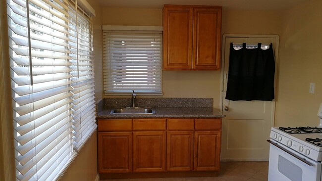 706 1/2 Knoxville Ave, Unit 706.5 in Huntington Beach, CA - Foto de edificio - Building Photo