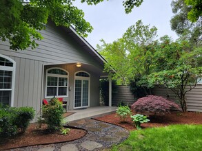 709 SW Cypress St in Grants Pass, OR - Foto de edificio - Building Photo