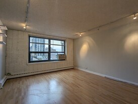 429 W Wellington Ave, Unit 13A in Chicago, IL - Building Photo