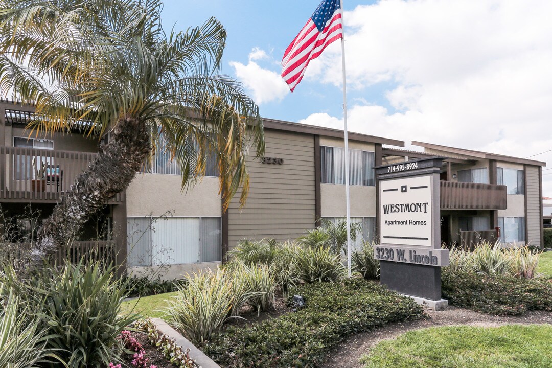 Westmont Apartment Homes in Anaheim, CA - Foto de edificio