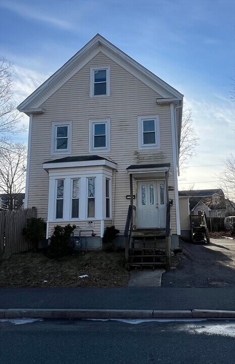 18 Menlo St in Brockton, MA - Building Photo