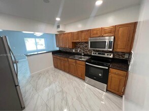 18 Miami Gardens Rd in West Park, FL - Building Photo - Building Photo