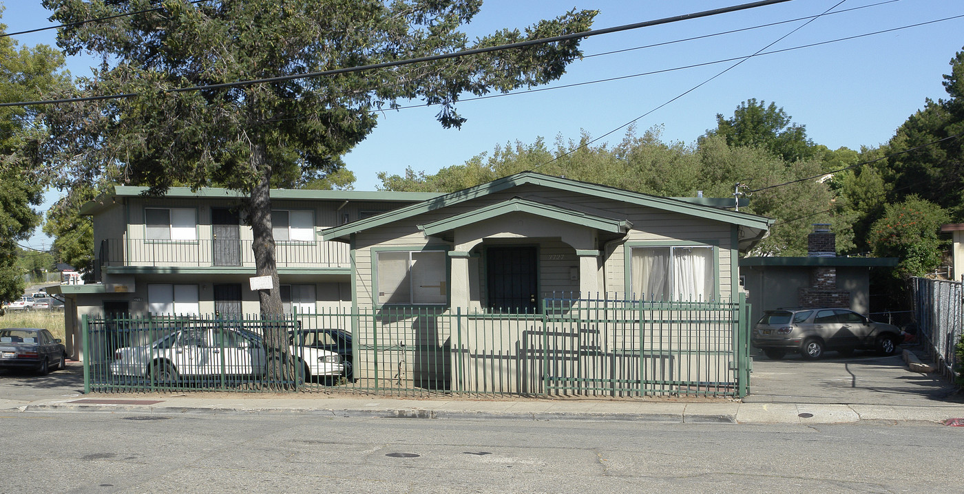 3719-3727 Buell St in Oakland, CA - Building Photo