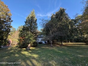 56 S Main St in Mountain Top, PA - Foto de edificio - Building Photo