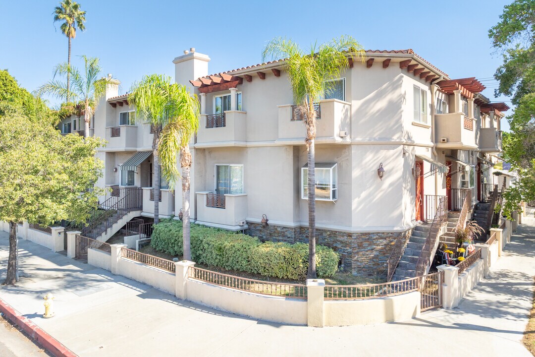 4904 Laurel Canyon Blvd in Valley Village, CA - Building Photo