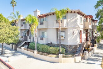 4904 Laurel Canyon Blvd in Valley Village, CA - Foto de edificio - Primary Photo