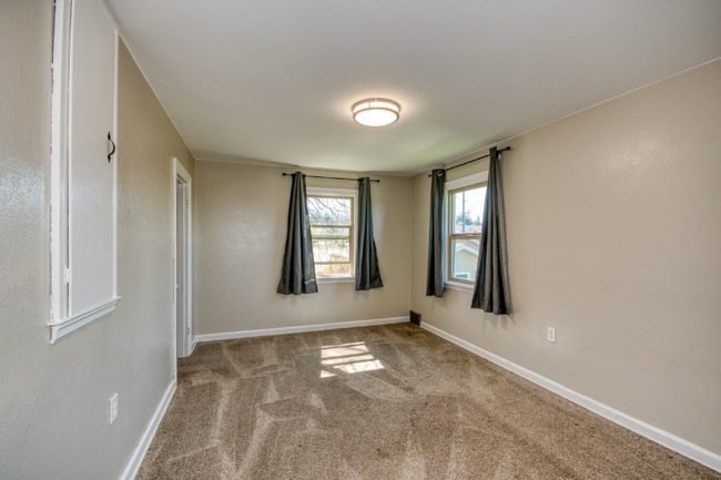 127 E 14th St in Port Angeles, WA - Building Photo - Building Photo