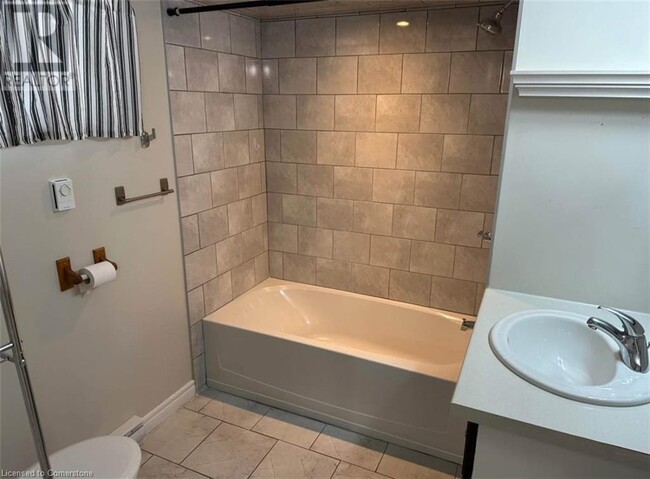 206 Dixon St in Kitchener, ON - Building Photo - Building Photo