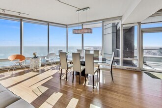 340 E Randolph St, Unit 4901 in Chicago, IL - Foto de edificio - Building Photo