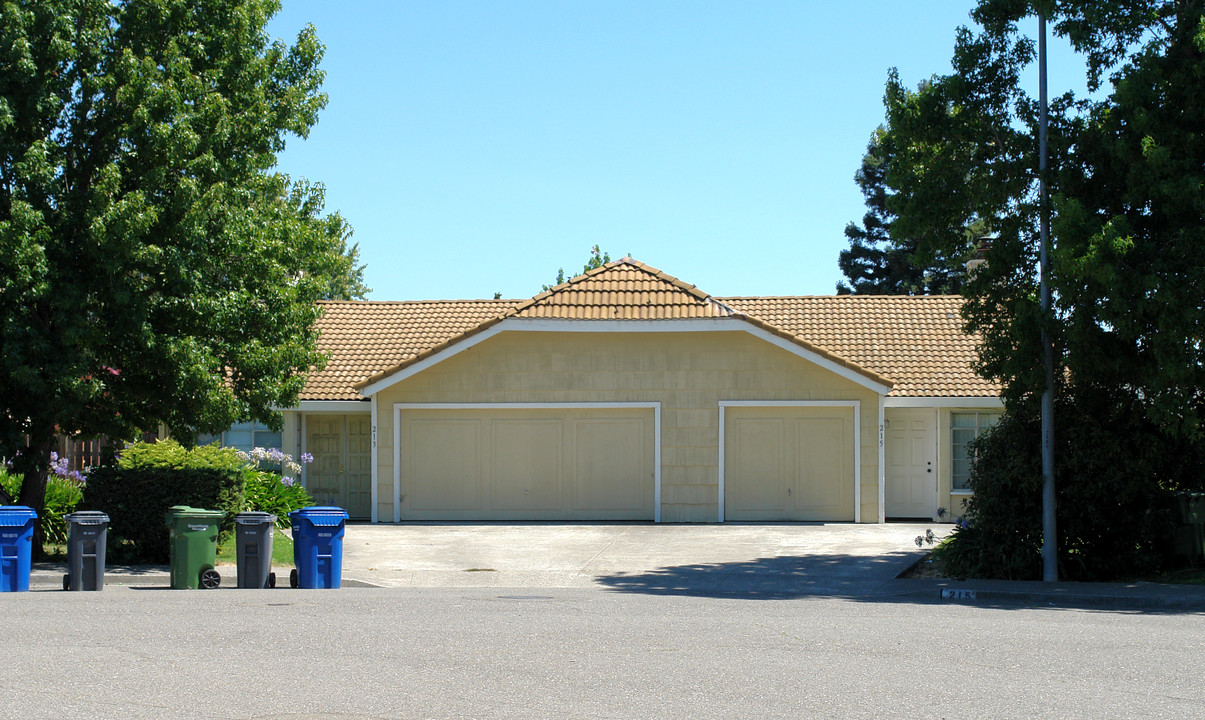 213 Stokes Ct in Petaluma, CA - Building Photo