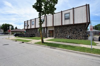 6900 W Lincoln Ave in Milwaukee, WI - Building Photo - Building Photo