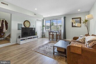 381 Martin St in Philadelphia, PA - Building Photo - Building Photo