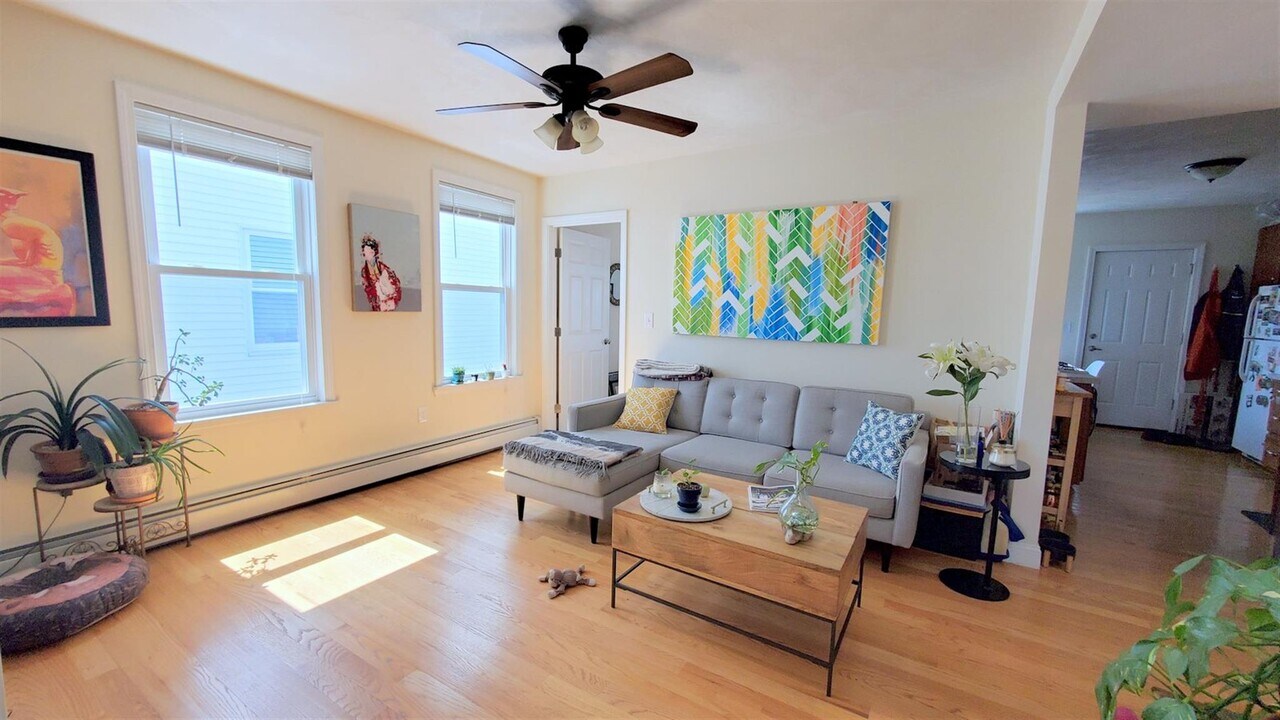 384 Columbia St, Unit #2 in Cambridge, MA - Building Photo
