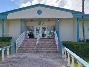 3922 NE 166th St in Miami, FL - Building Photo - Building Photo