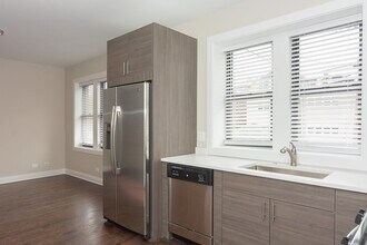 2228 N Sawyer Ave, Unit W2 in Chicago, IL - Building Photo - Building Photo