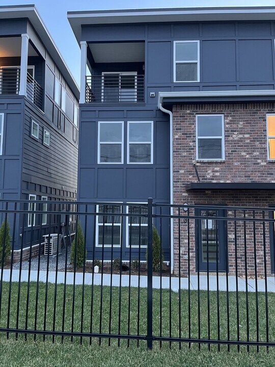 102 Duke St-Unit -Unit 3 in Nashville, TN - Building Photo