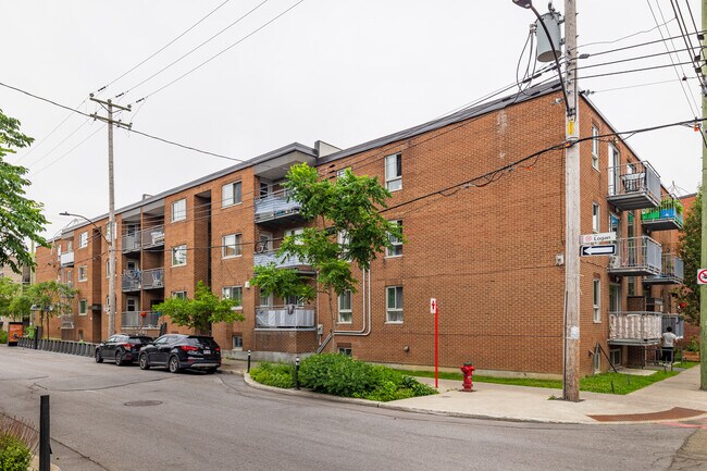 2410-2440 Logan Rue in Montréal, QC - Building Photo - Building Photo