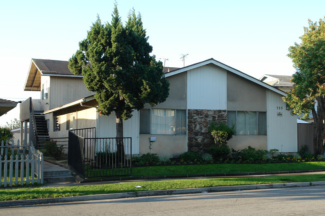 735 Shalimar Dr in Costa Mesa, CA - Foto de edificio - Building Photo