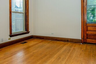 849 W Wellington Ave, Unit 1 in Chicago, IL - Foto de edificio - Building Photo