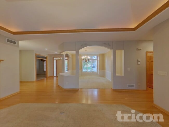 1202 Adrian Dr in Chaska, MN - Foto de edificio - Building Photo