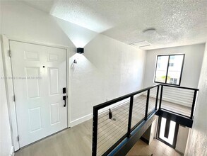 1376 NW 35th St-Unit -4 in Miami, FL - Building Photo - Building Photo