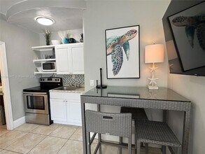 726 8th St, Unit 4 in Miami Beach, FL - Foto de edificio - Building Photo