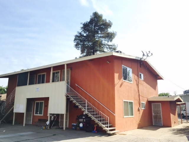 208 S Del Puerto Ave in Patterson, CA - Foto de edificio
