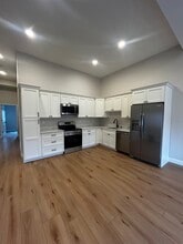 246 Front St, Unit 1 in Lincoln, RI - Foto de edificio - Building Photo