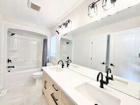 4 BED - 3.5 BATH - LONDON - FULL HOUSE in London, ON - Building Photo