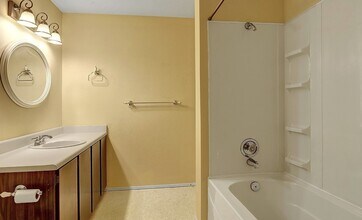 12450 NE 130th Ct, Unit F303 in Kirkland, WA - Building Photo - Building Photo