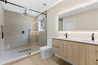 16859 Crestview Ln in Weston, FL - Building Photo - Building Photo